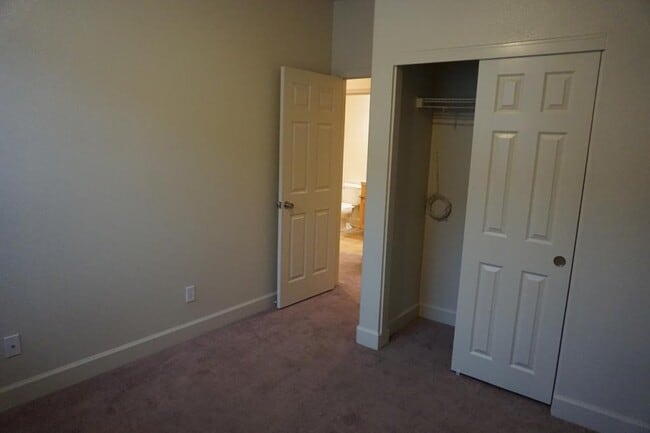 Building Photo - 424 Barclay Way