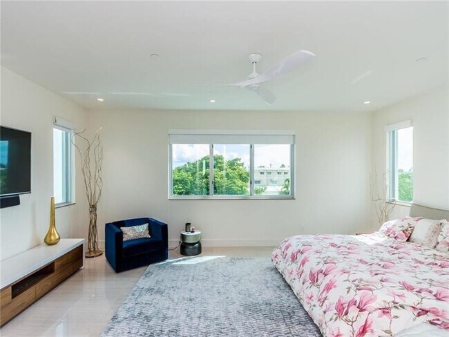 Building Photo - 240 Shore Ct