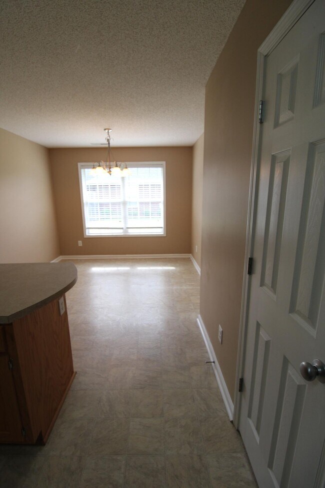 Building Photo - 2105 Hobbit Way