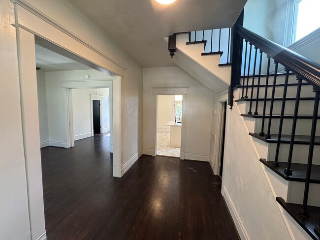 Building Photo - Updated 3-Bedroom, 2-Bath with all new app...