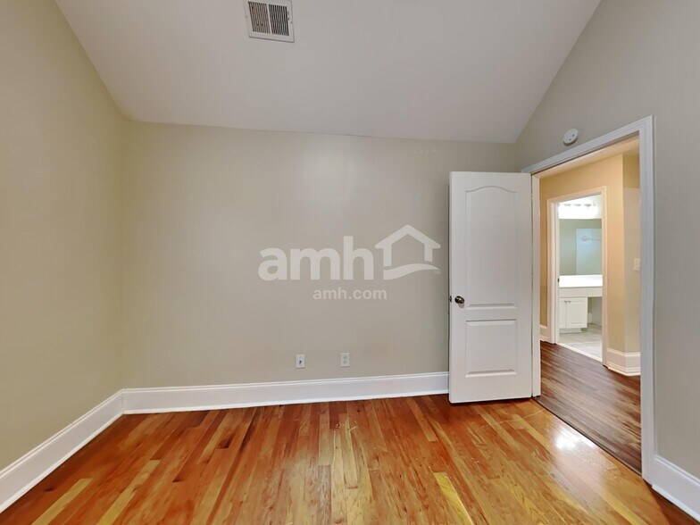Building Photo - 402 Grandiflora Dr