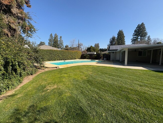 Building Photo - NW Visalia Home Near Country Club Availabl...