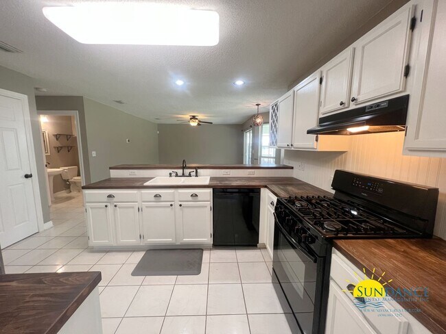 Building Photo - Charming 4 Bedroom Home in Mary Esther!