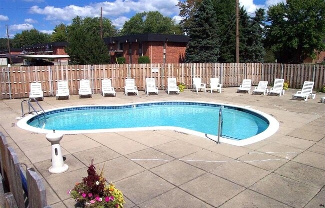 Building Photo - 4840 Briarwood Ave