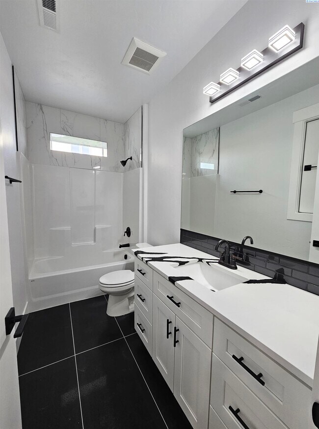 Building Photo - Rambler/Basement with Territorial Views