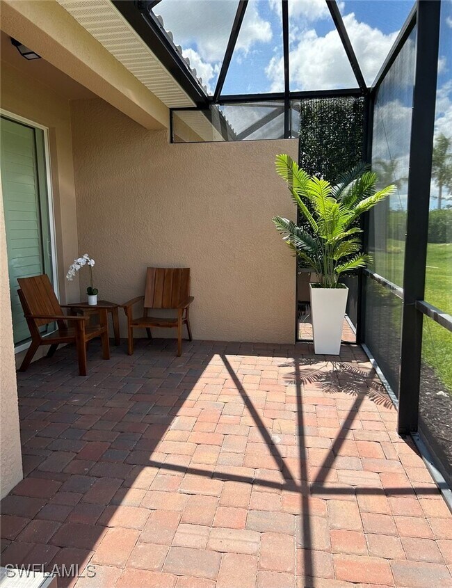 Building Photo - 2084 Wellington St