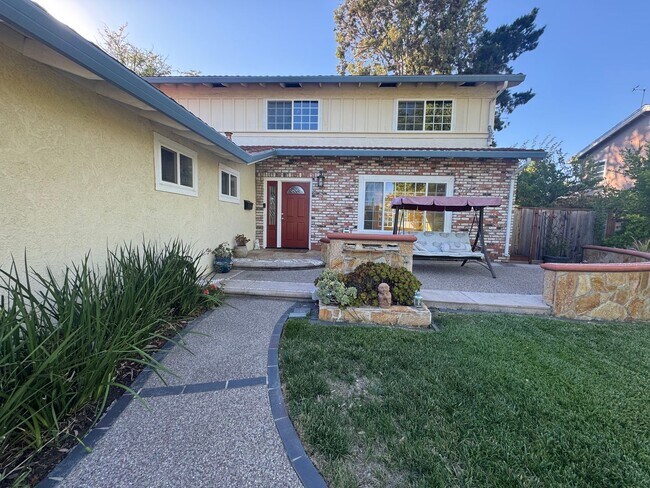 Primary Photo - Pleasanton Foothills 5 bed / 3 bath, Singl...