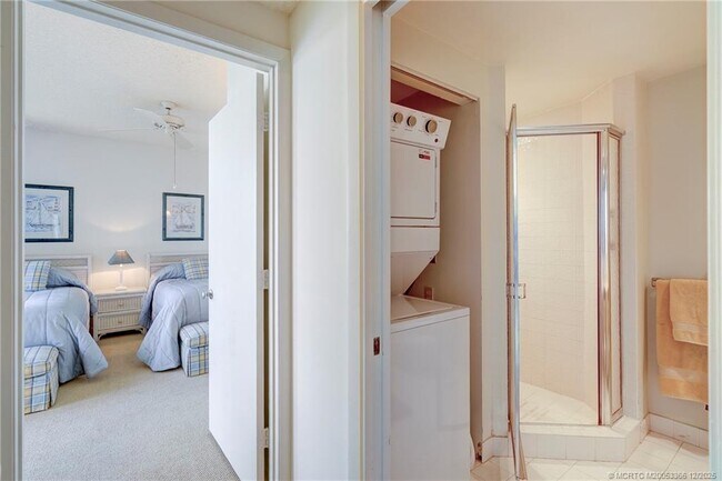 Building Photo - 221 NE Plantation Rd