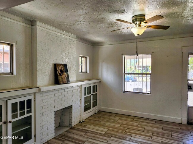 Building Photo - 618 N Estrella St