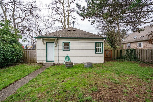 Building Photo - 1 Bedroom 1 Bath with Detached Garage