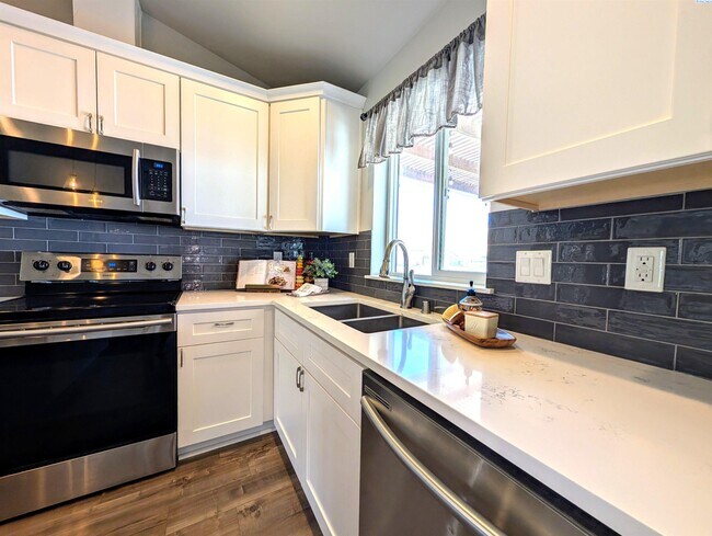 Building Photo - 4 BED HOME FOR RENT IN BENTON CITY MOVE-IN...