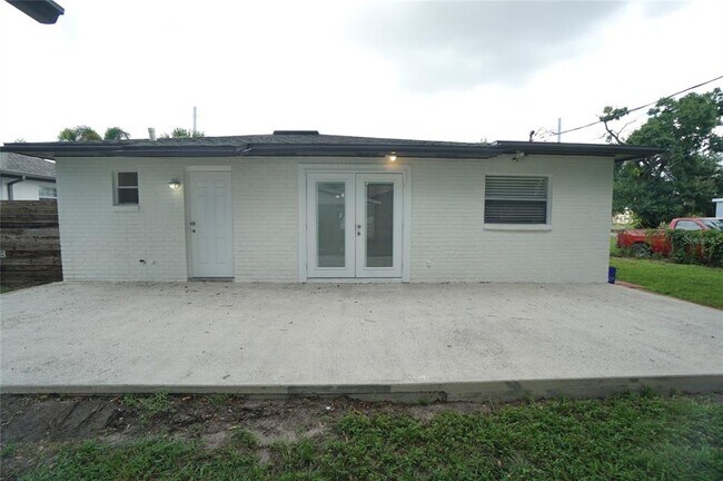 Building Photo - 3106 W La Salle St