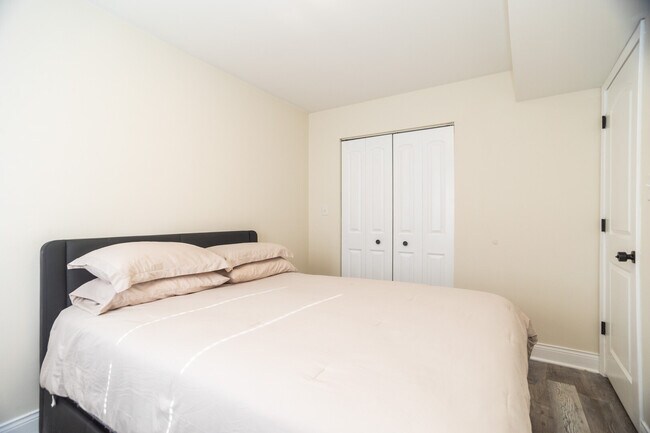 Building Photo - 2927 W Lyndale St