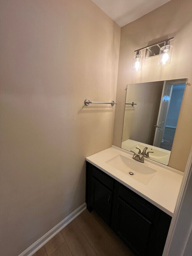 Building Photo - 2 bed 1 bath Available now!