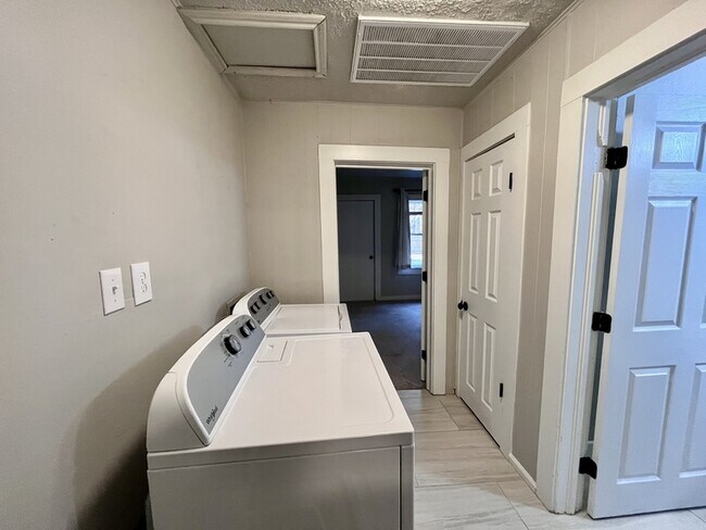 Building Photo - 2104 20th St