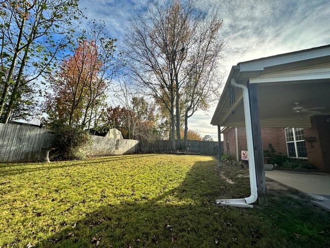 Building Photo - 4 bed 2 bath home with 2 car garage, covered patio, and fenced backyard