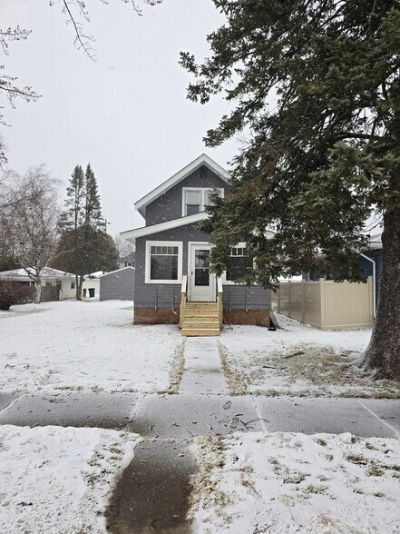 Building Photo - 1825 E 5th St