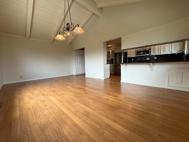 Building Photo - Fantastic 3 bedroom 2 bath Home in Montere...