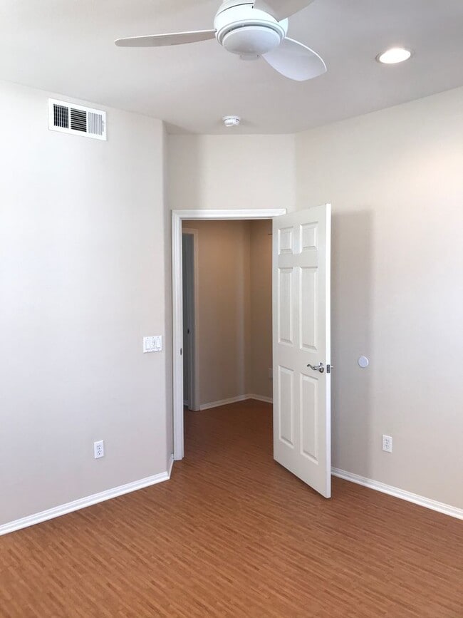 Building Photo - Located in the very popular northwest area in Glendale