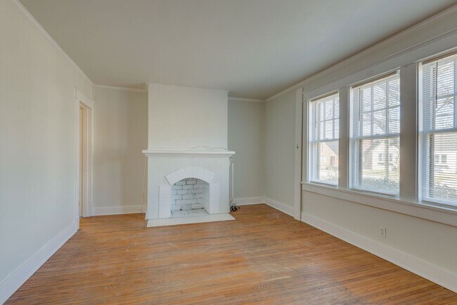 Building Photo - Charming 3-Bedroom Gem in the Heart of Sylvan Park