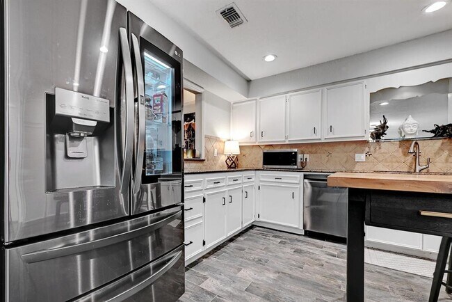 Building Photo - 11133 Pinehurst Dr