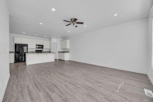 Building Photo - 3 Bedroom Townhome in Riverton!
