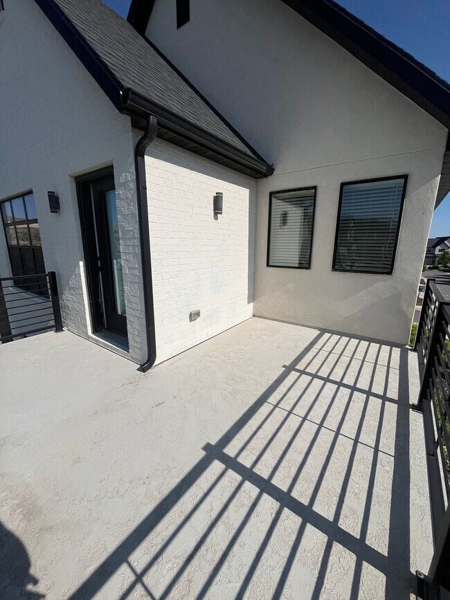 Building Photo - Spacious 3 Bed 2.5 Bath Home Available Jun...