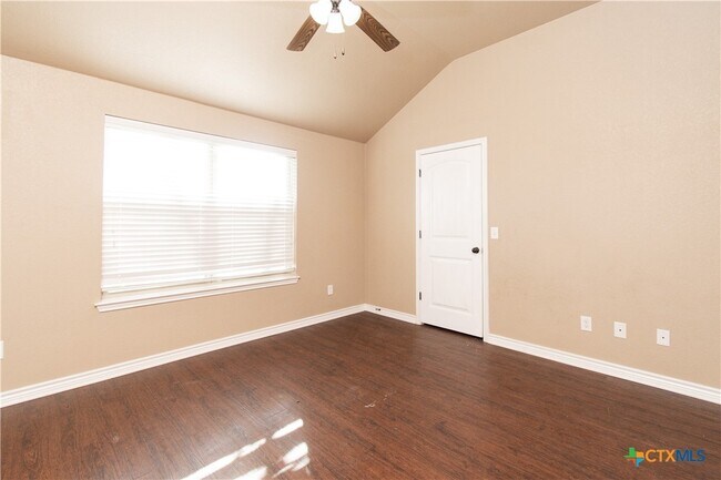 Building Photo - 401 Sladecek Dr