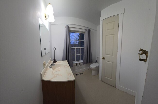 Building Photo - 3 Bedroom 1.5 Bath Located in Middletown