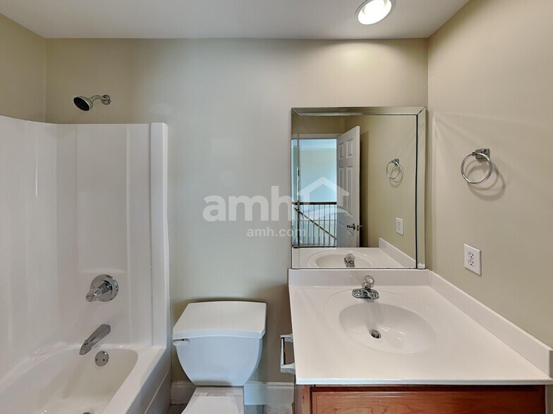 Building Photo - 2404 Adelaide Dr