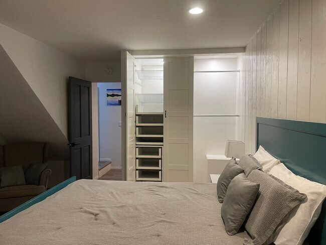 Building Photo - Large home level entry with garage.