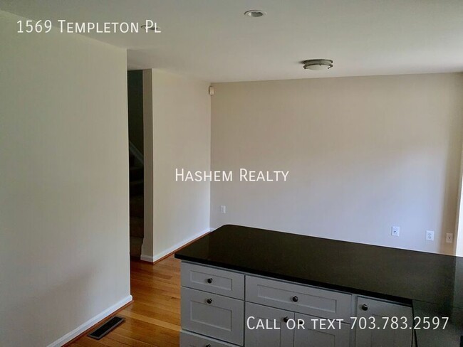 Building Photo - 1569 Templeton Pl