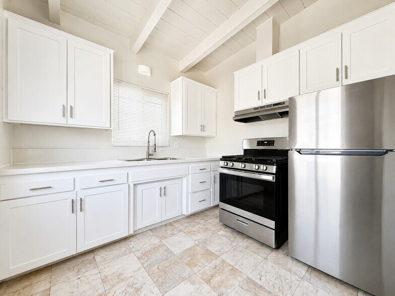 Building Photo - 1718 S Bundy Dr