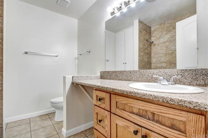 upstairs full bathroom - 730 N Eucalyptus Ave