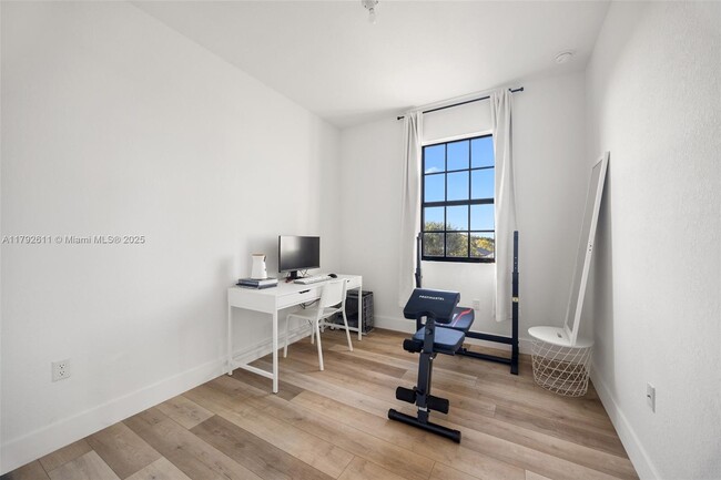 Building Photo - 656 SW 12th St