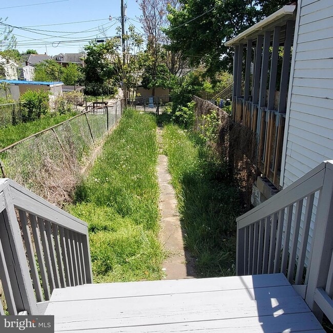 Building Photo - 314 S Locust St