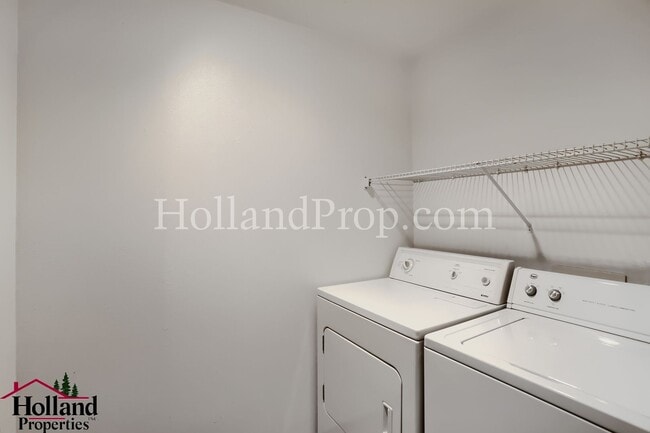 Building Photo - Cozy & Bright 3-Bedroom Retreat in Southeast Portland – Fenced Yard & Garage!