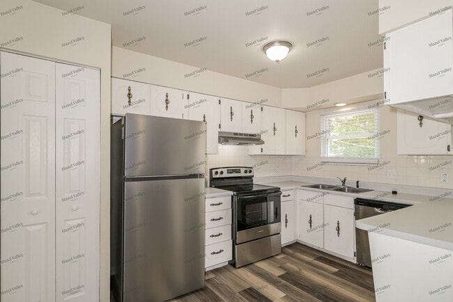 Building Photo - 2950 Aintree Dr
