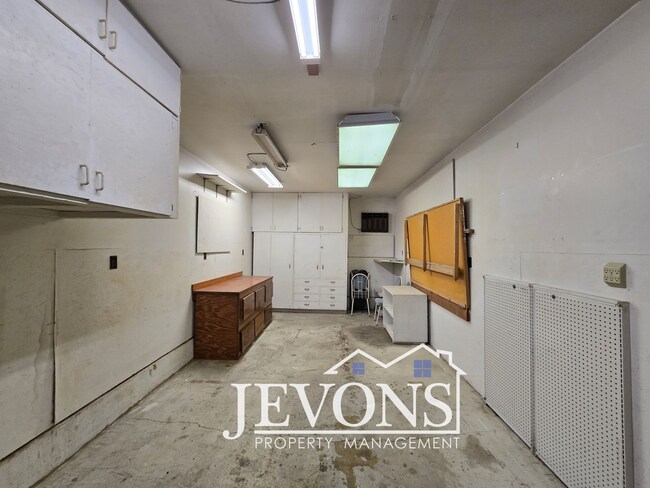 Building Photo - Move-in special: Get $500 off your first month’s rent!