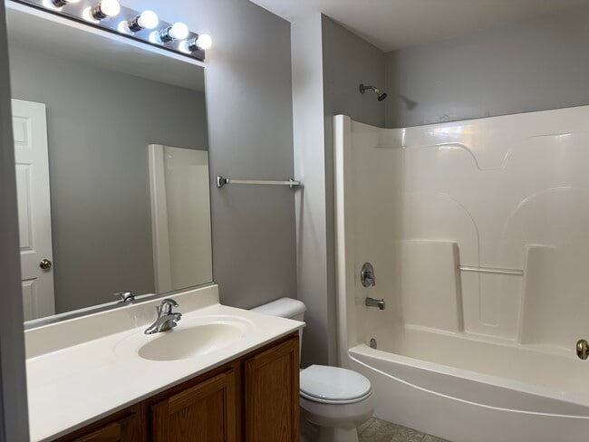 Building Photo - 537 N Red Deer Rd