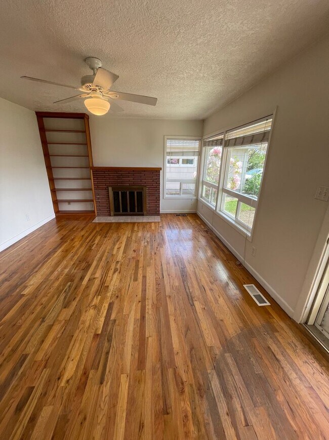 Building Photo - Updated Bungalow in Forest Grove!