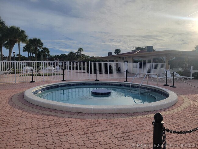 Building Photo - 356 Lake Dora Dr