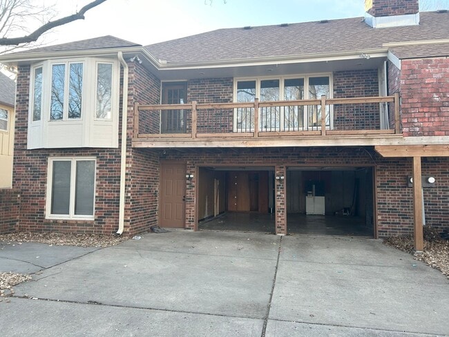 Building Photo - 3 Bed, 3 Bath, 2 Car Garage Duplex in Blue Springs