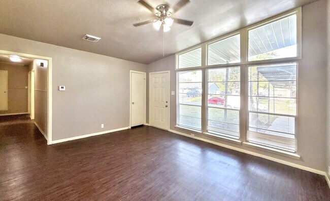 Building Photo - 3-Bedroom Home with Garage and Laundry Hoo...