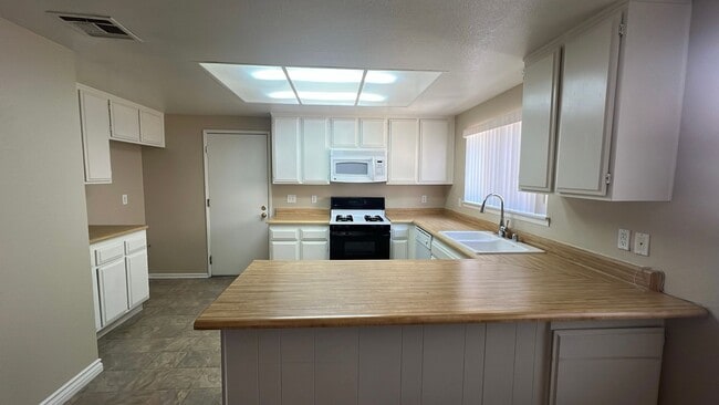 Building Photo - (APPLICATION PENDING) Beautiful East Lanca...