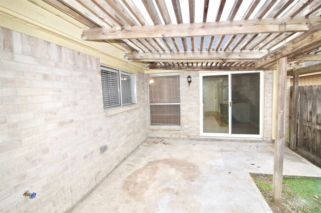 Building Photo - 2126 Highland Hills Dr