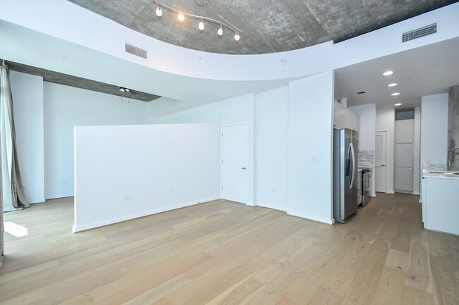 Building Photo - 5925 Almeda Rd