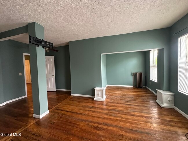 Building Photo - 144 Dove St