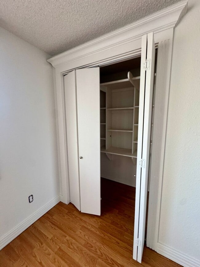 Building Photo - Great location 2 bedroom Condo