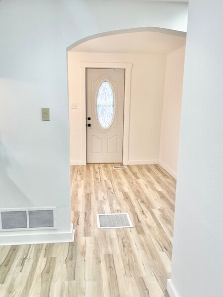 Building Photo - 210 Main St